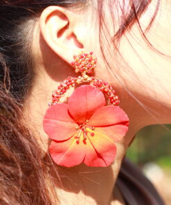 Arete con flor hecho a mano - Handmade flower earring - Nat - Empapelarte