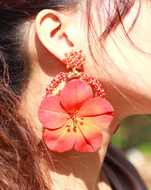 Arete con flor hecho a mano  - Handmade flower earring - Nat - Empapelarte